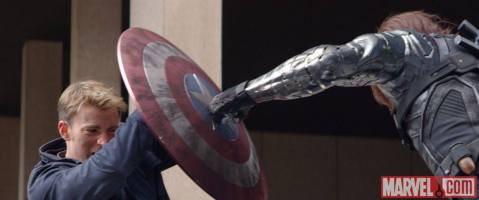 קפטן אמריקה משתמש במגן שלו כדי לבלום את חייל החורף
